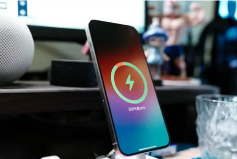 北票苹果15换屏服务分享用什么充电器给iPhone15充电更好 
